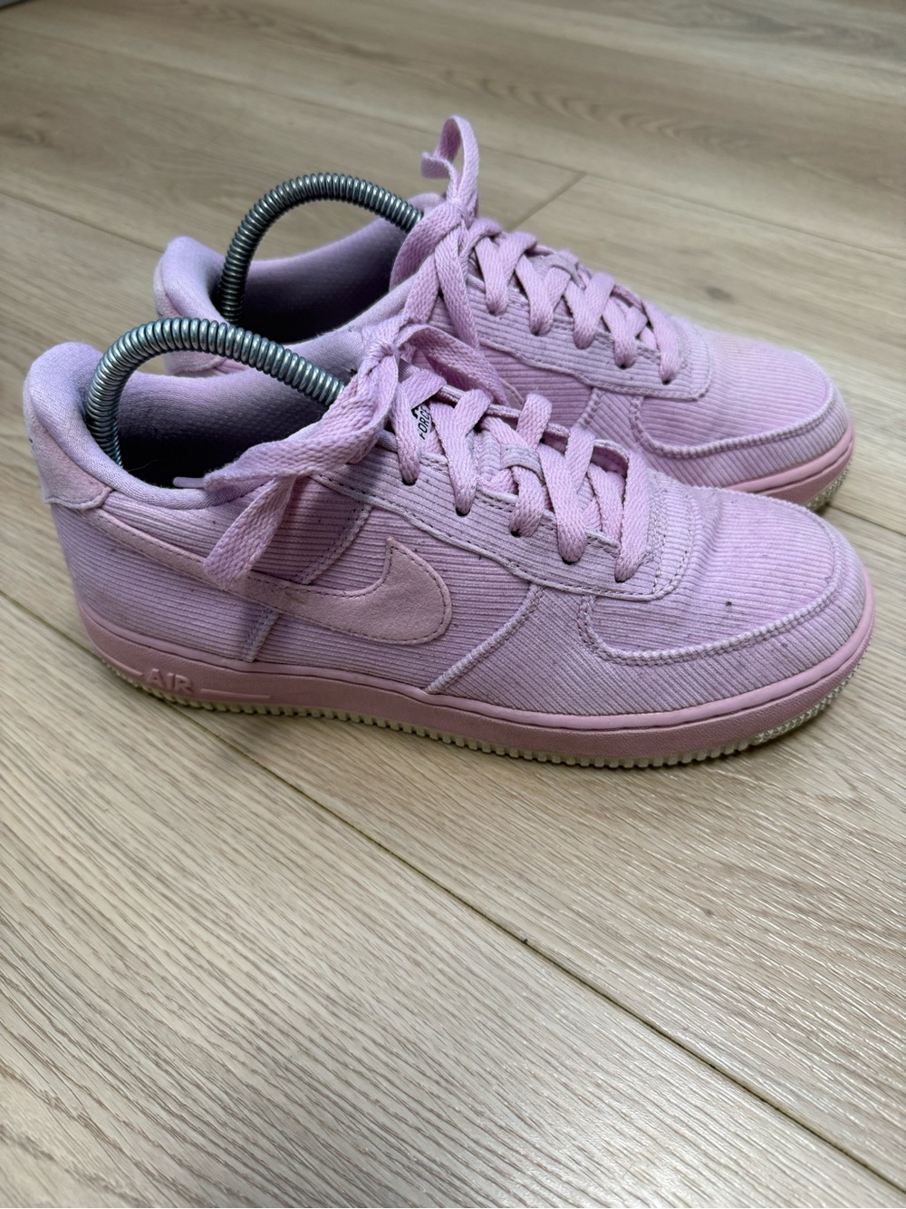 Nike Air Force 1 LV8 GS sneakers in a
"Light Arctic Pink" corduroy 7Y or W9